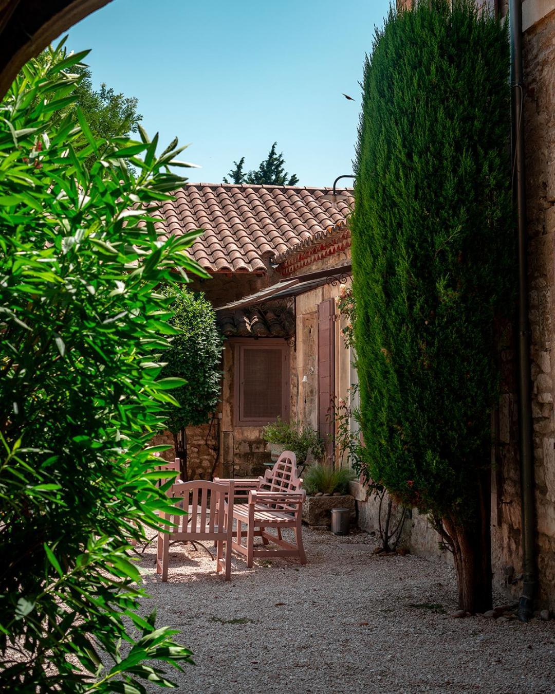 Mas Des Comtes De Provence Hotel Tarascon Bagian luar foto