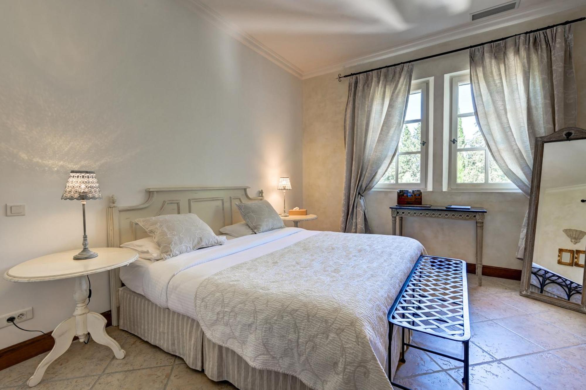 Mas Des Comtes De Provence Hotel Tarascon Bagian luar foto