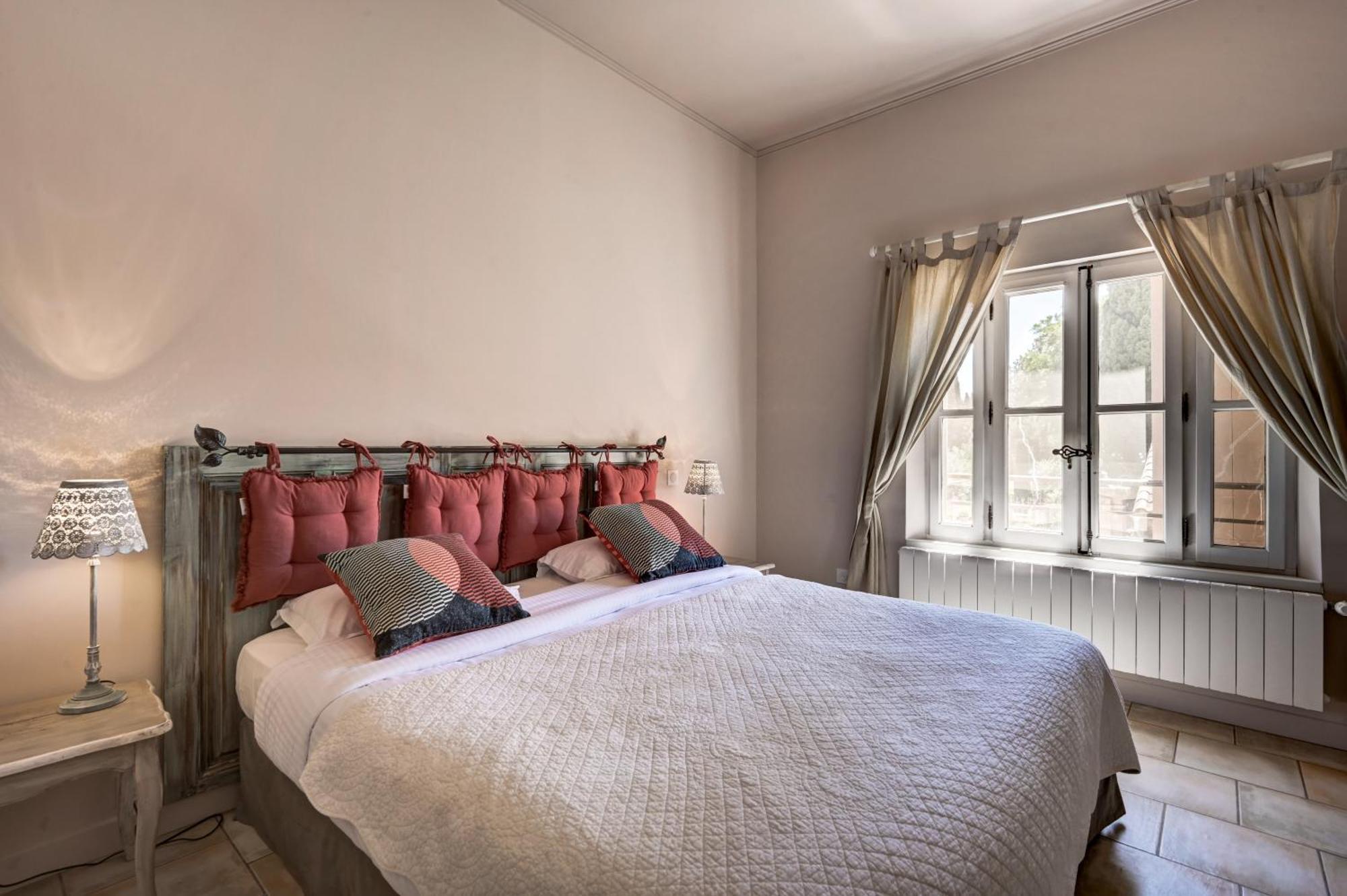 Mas Des Comtes De Provence Hotel Tarascon Bagian luar foto