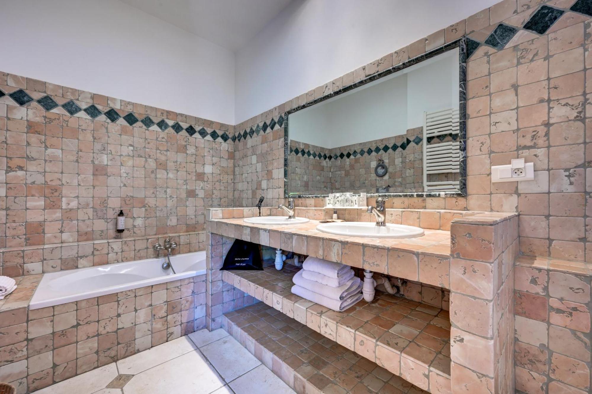 Mas Des Comtes De Provence Hotel Tarascon Bagian luar foto