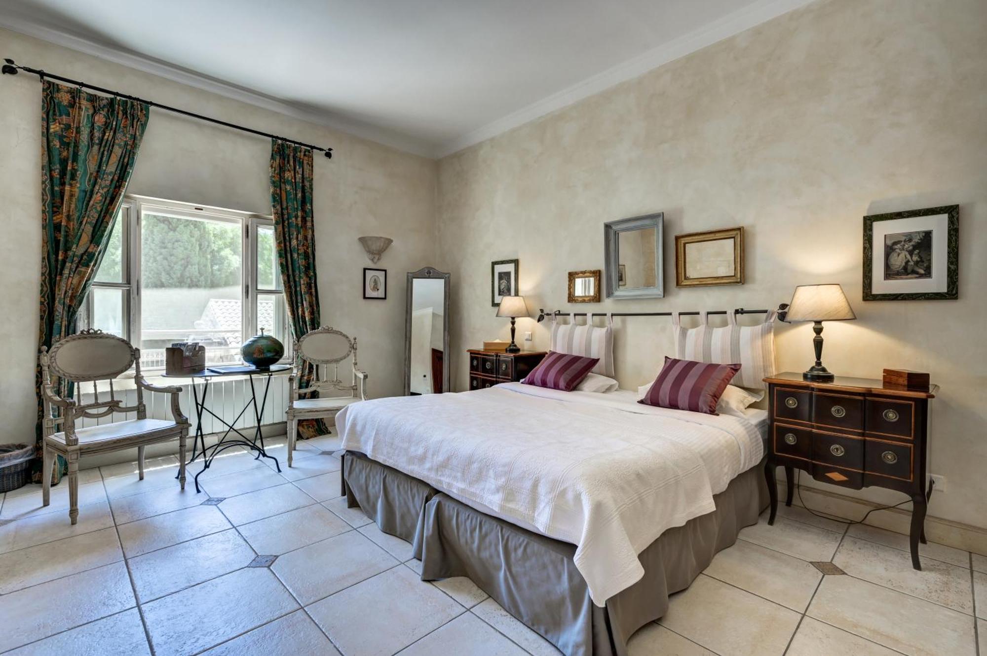 Mas Des Comtes De Provence Hotel Tarascon Bagian luar foto