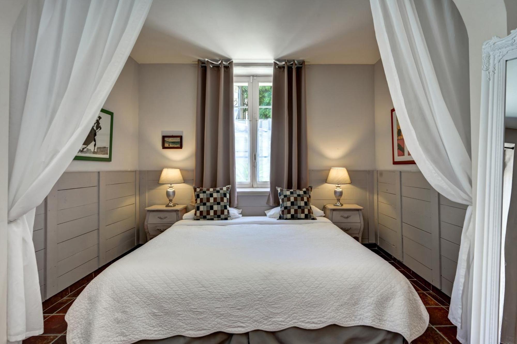 Mas Des Comtes De Provence Hotel Tarascon Bagian luar foto