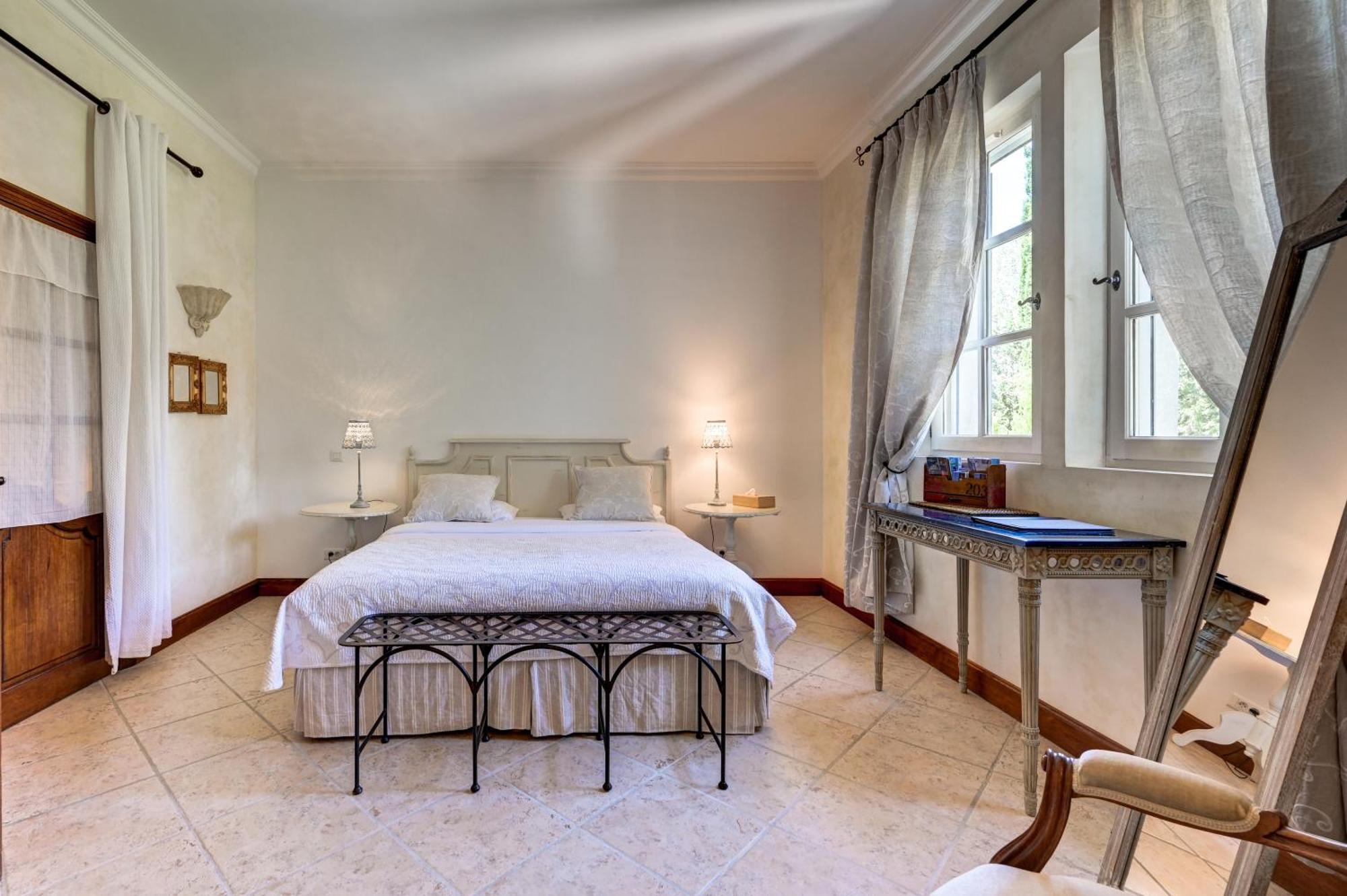 Mas Des Comtes De Provence Hotel Tarascon Bagian luar foto