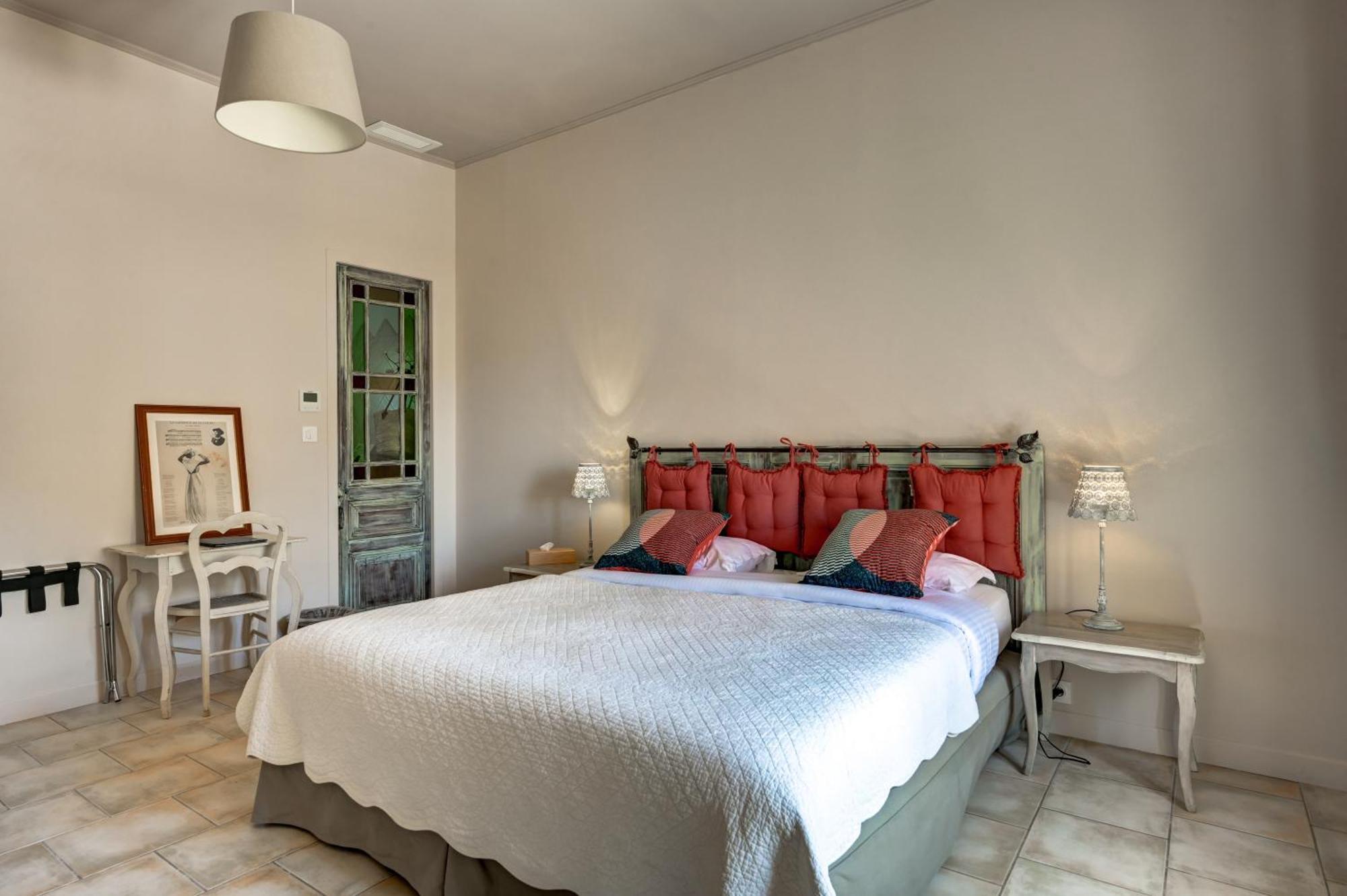 Mas Des Comtes De Provence Hotel Tarascon Bagian luar foto