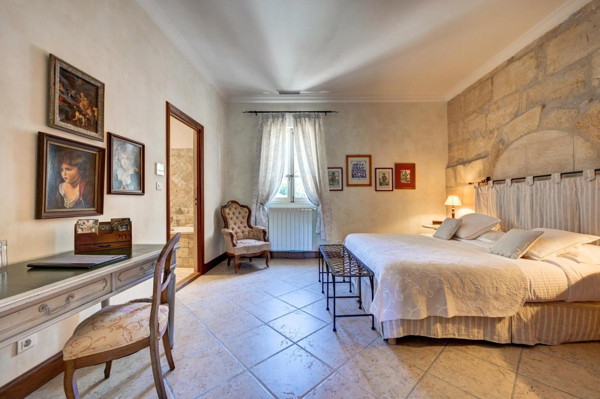 Mas Des Comtes De Provence Hotel Tarascon Bagian luar foto