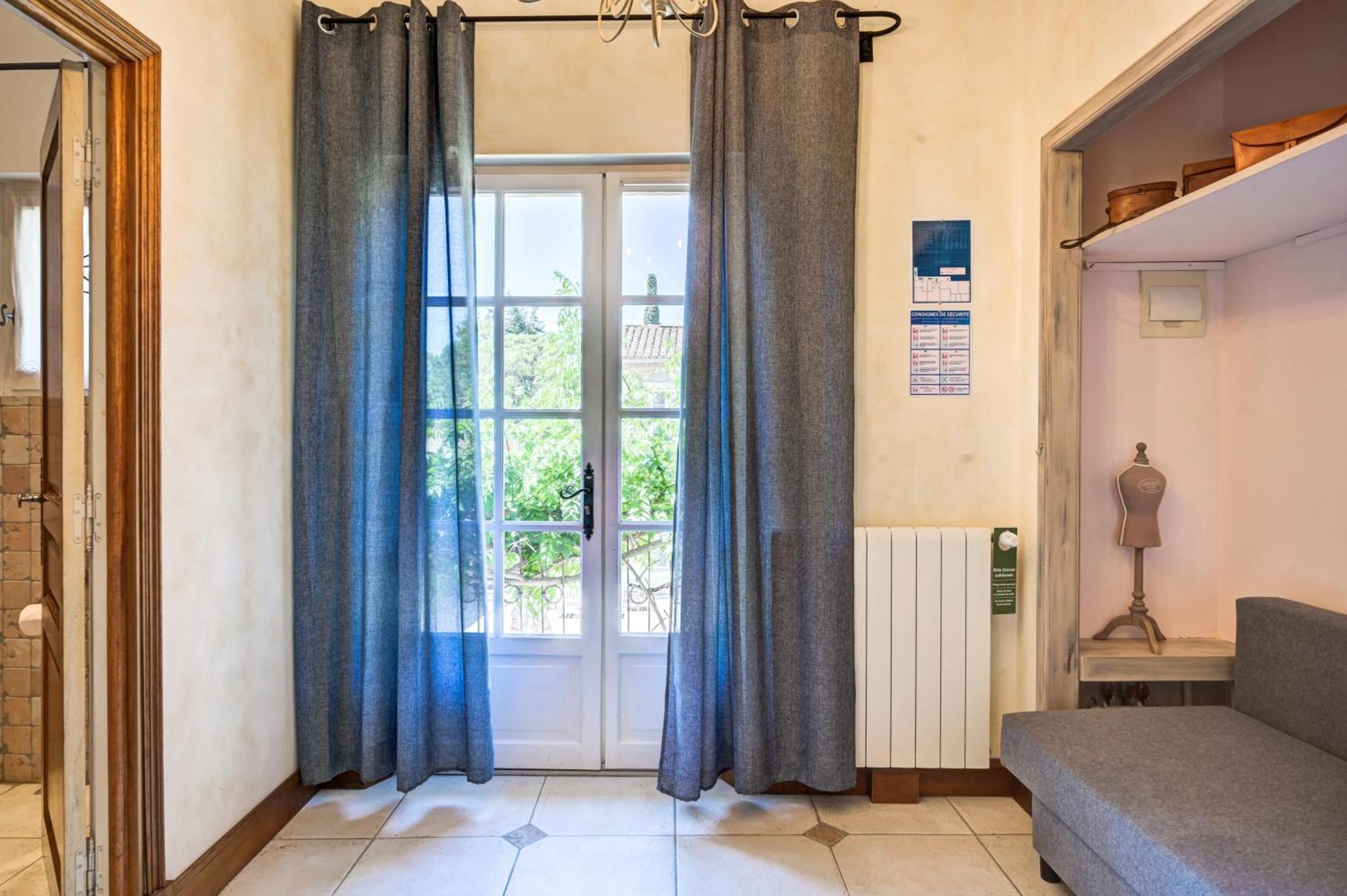 Mas Des Comtes De Provence Hotel Tarascon Bagian luar foto