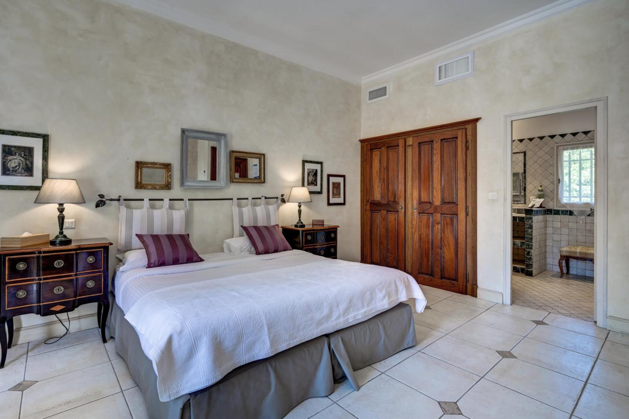 Mas Des Comtes De Provence Hotel Tarascon Bagian luar foto