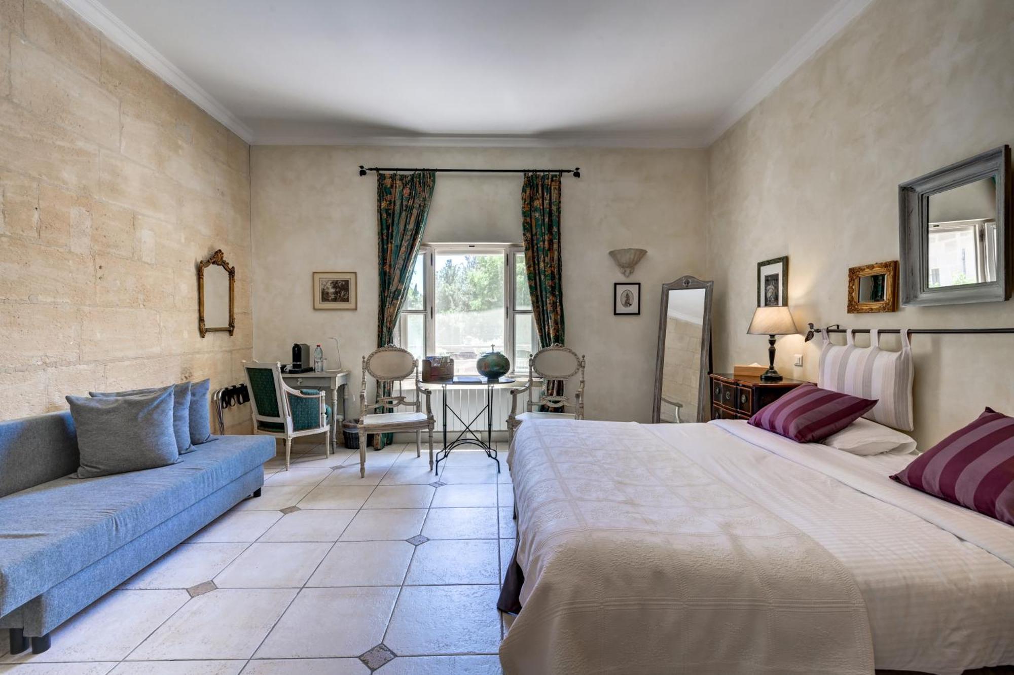 Mas Des Comtes De Provence Hotel Tarascon Bagian luar foto